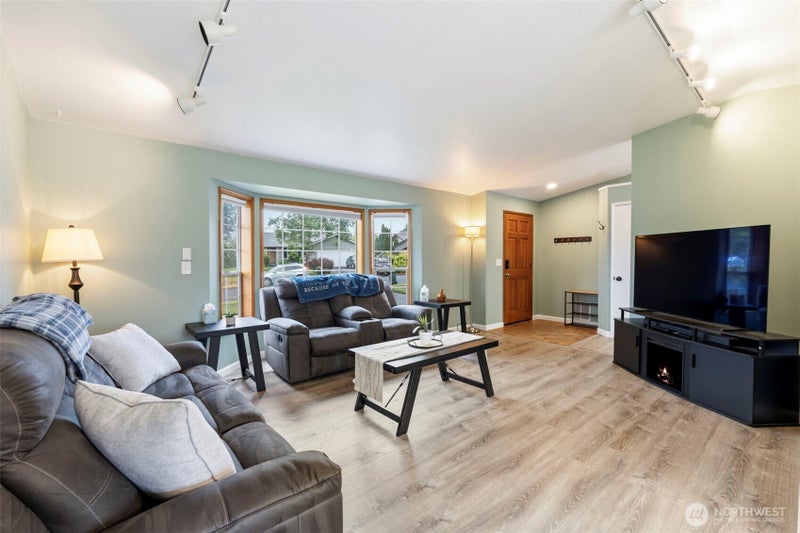 3733 Golden Eagle Loop