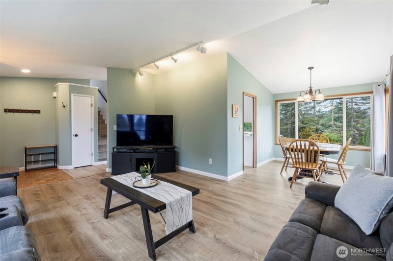 3733 Golden Eagle Loop