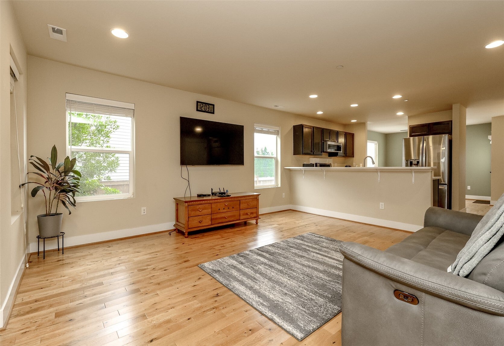 1183 Swan Loop