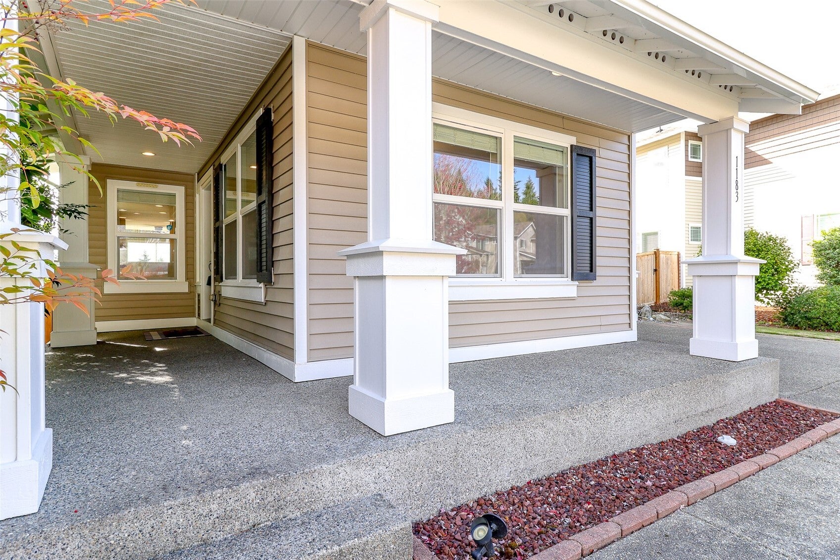 1183 Swan Loop