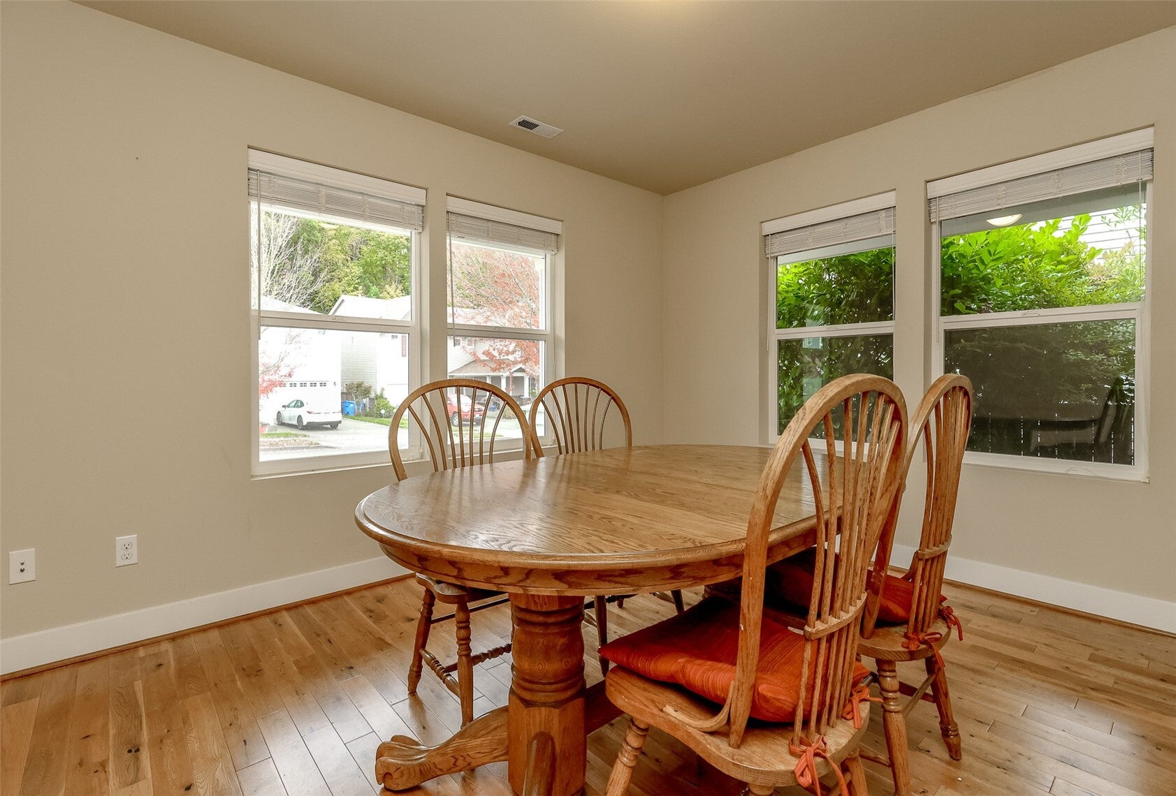 1183 Swan Loop