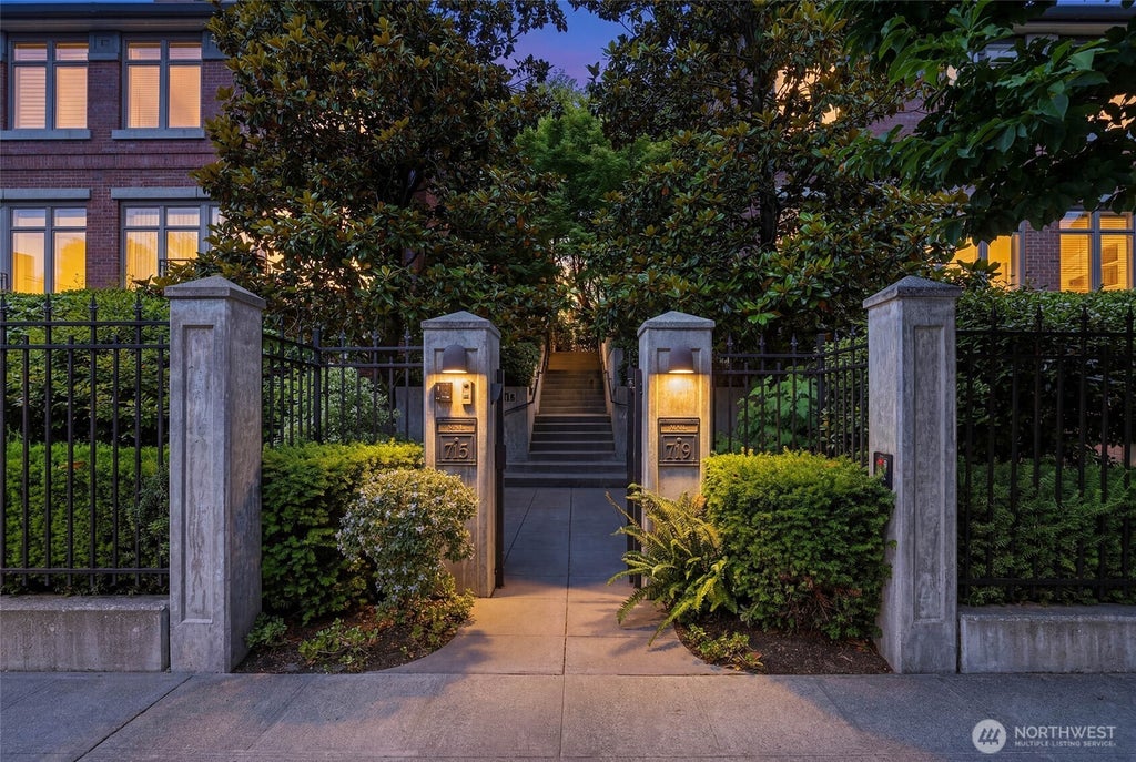 Photo of 719 Harvard Avenue E, Seattle, WA 98102 (MLS # 2580206)
