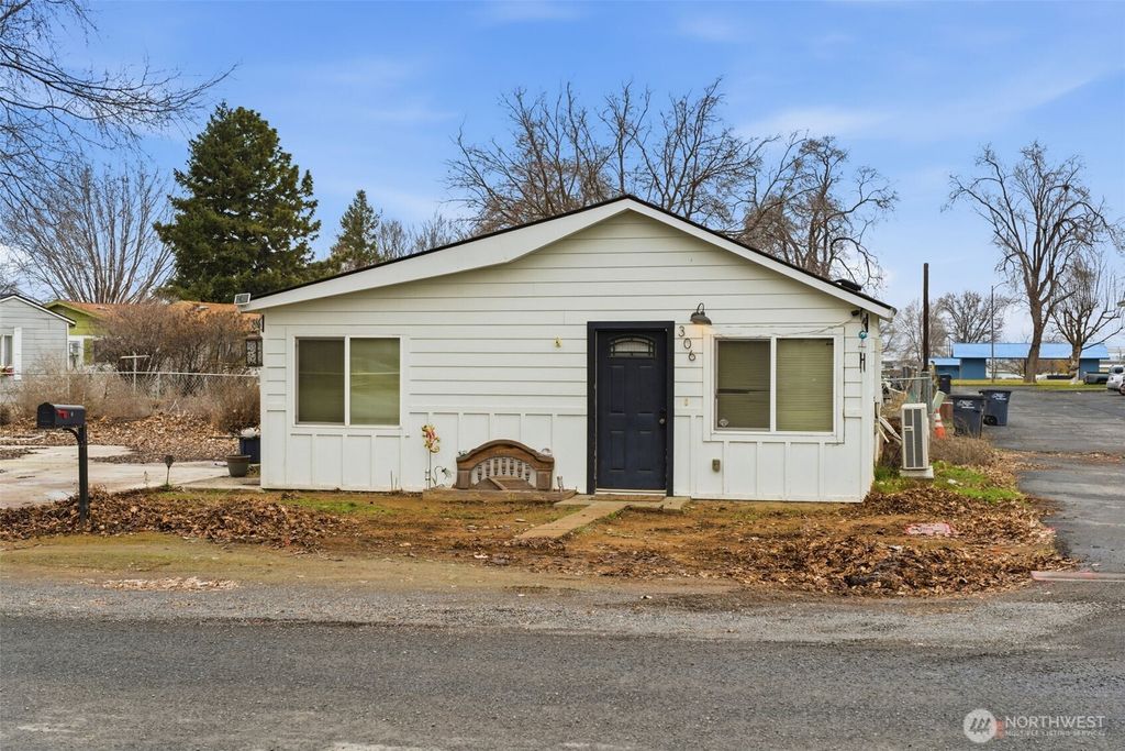 Photo of 306 E 5th Avenue, Warden, WA 98857 (MLS # 2478438)