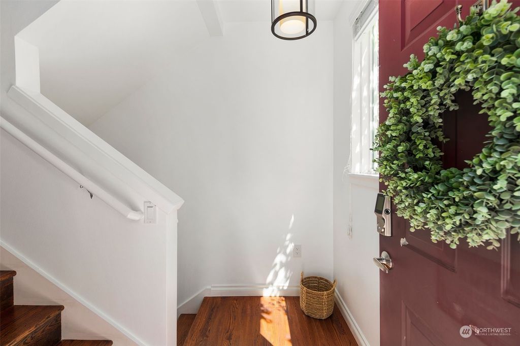 Photo of 21324 SE 42nd Place, Issaquah, WA 98029 (MLS # 2137947)