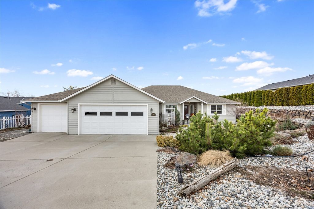 Photo of 2302 Canyon Hills Drive, East Wenatchee, WA 98802 (MLS # 2489918)