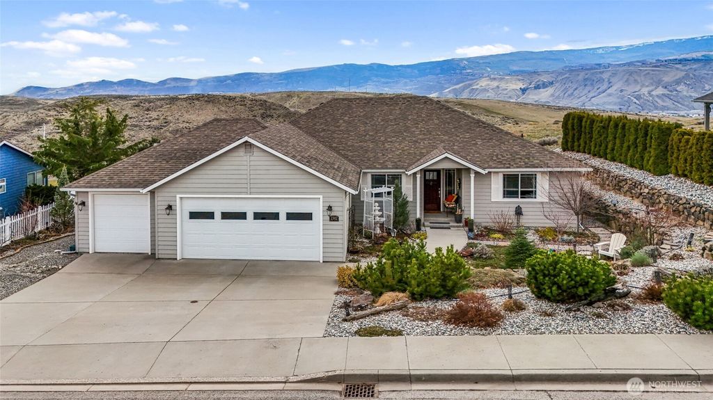 Photo of 2302 Canyon Hills Drive, East Wenatchee, WA 98802 (MLS # 2489918)
