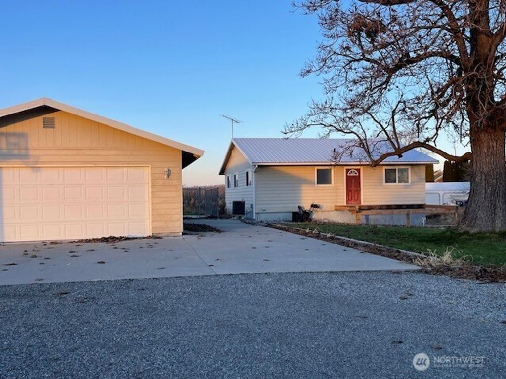 Photo of 64 Lakeview Way, Brewster, WA 98812 (MLS # 2457106)