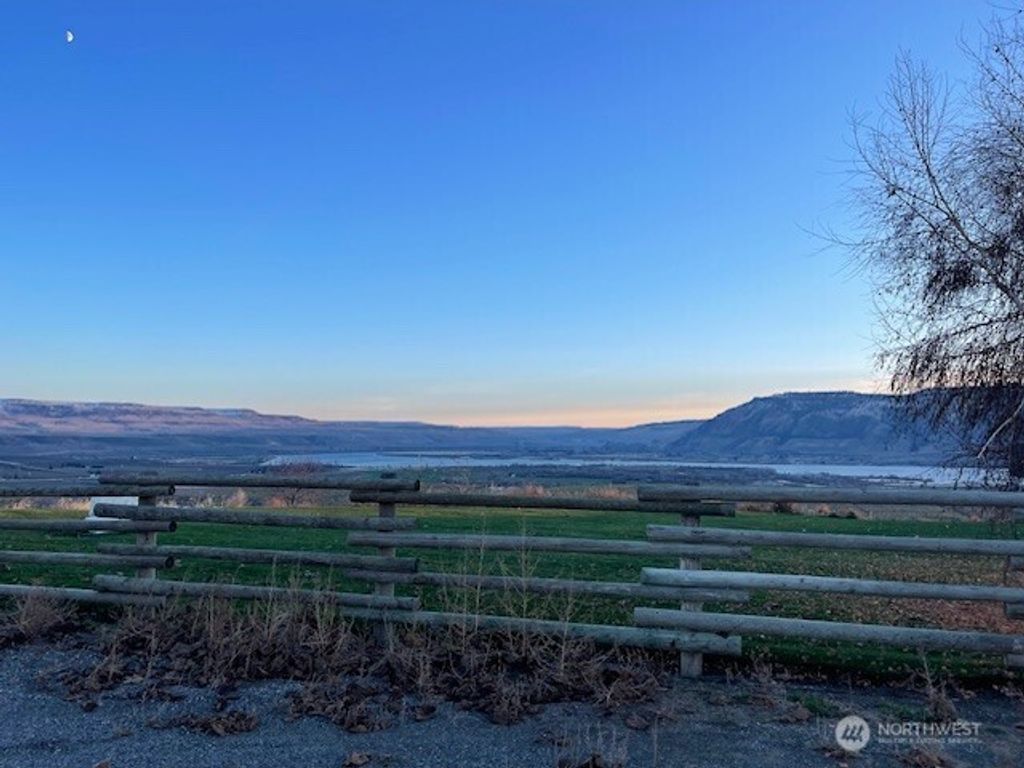 Photo of 64 Lakeview Way, Brewster, WA 98812 (MLS # 2457106)