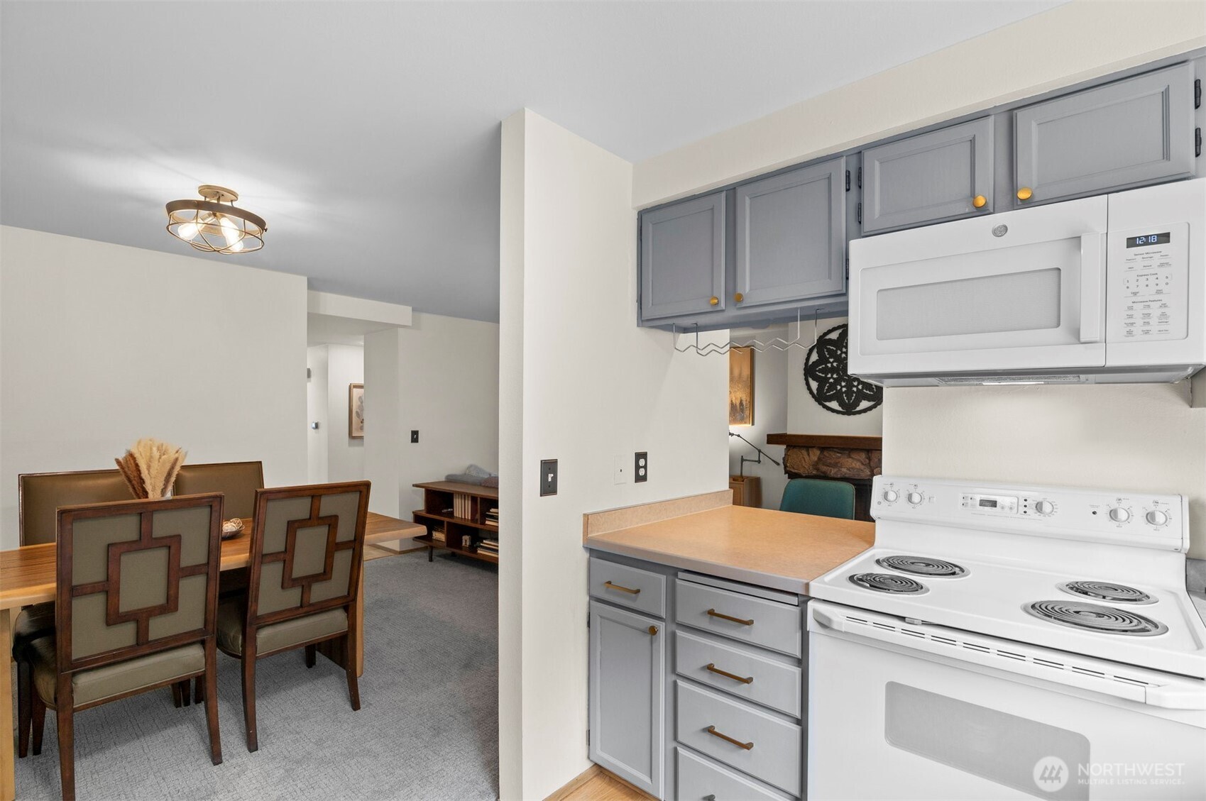 Kirkland, Washington 98034, United States, 2 Bedrooms Bedrooms, ,1 BathroomBathrooms,Residential,Active,106217