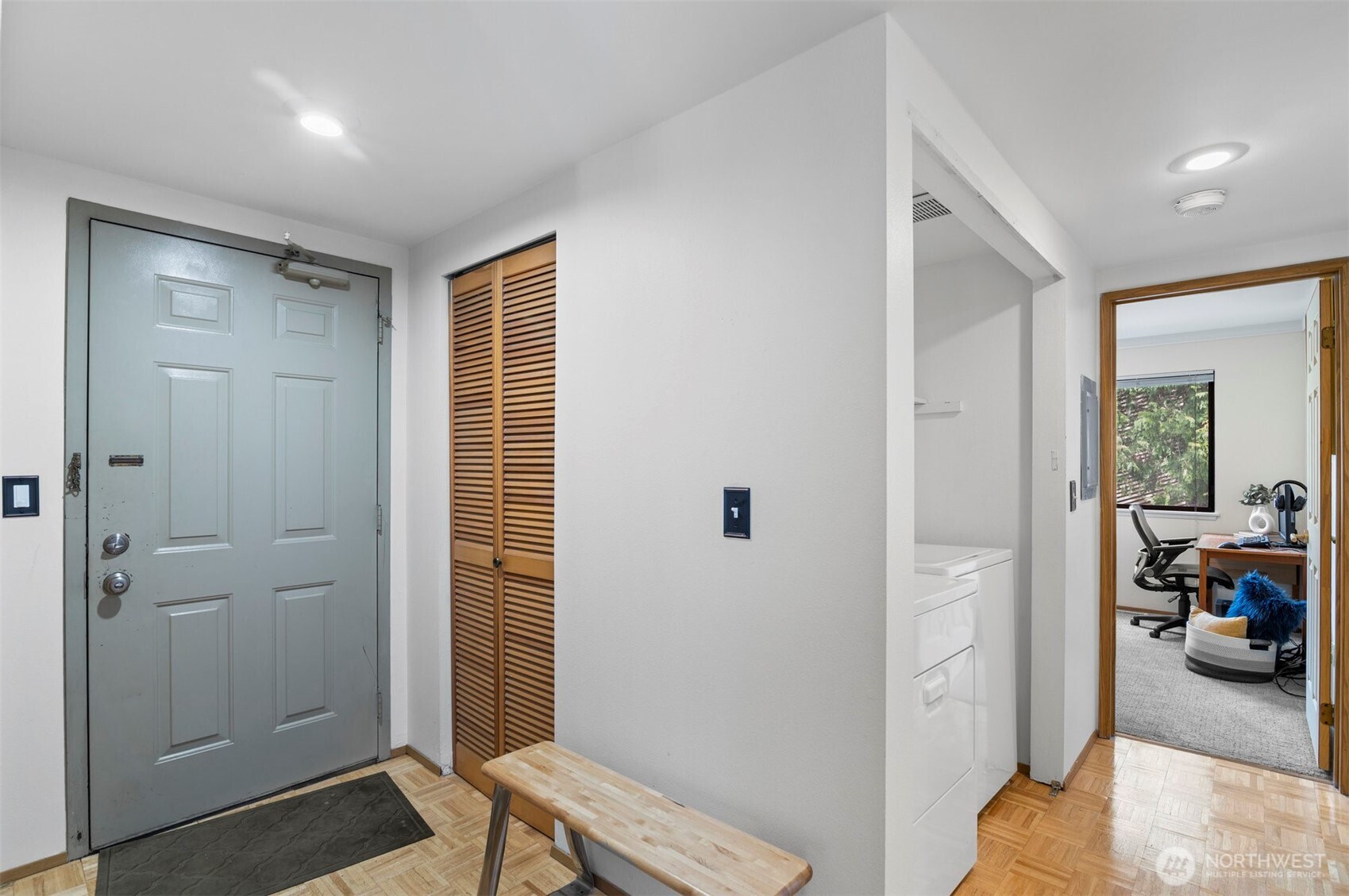 Kirkland, Washington 98034, United States, 2 Bedrooms Bedrooms, ,1 BathroomBathrooms,Residential,Active,106217