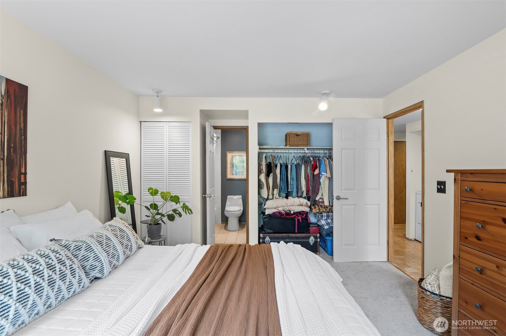 Kirkland, Washington 98034, United States, 2 Bedrooms Bedrooms, ,1 BathroomBathrooms,Residential,Active,106217