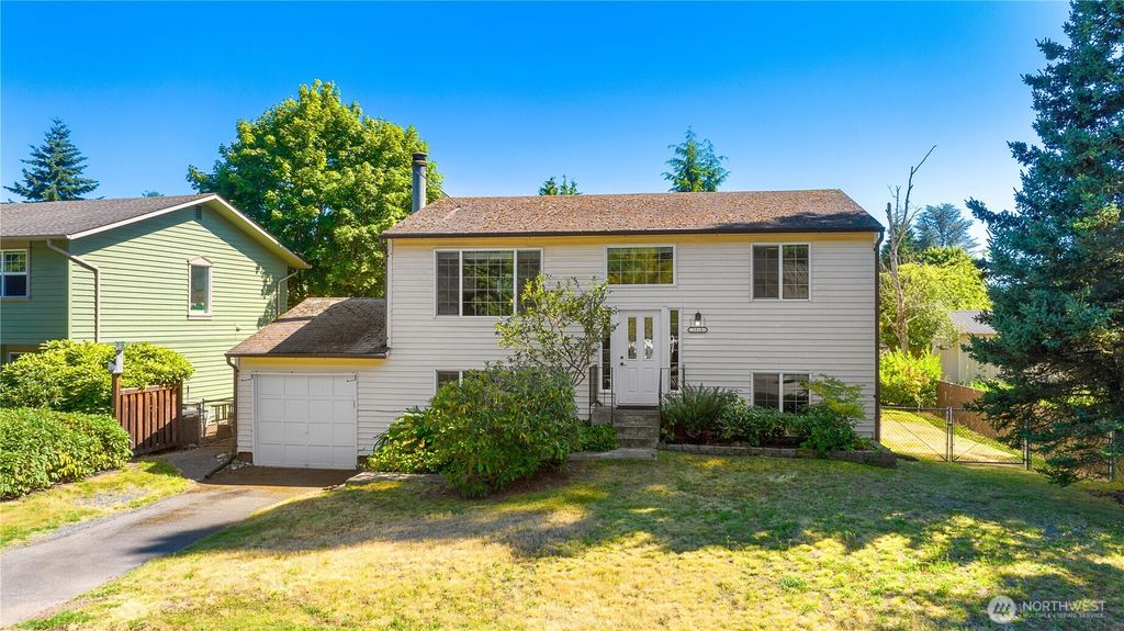 Photo of 1010 205th Pl Se Pl, Bothell, WA 98012 (MLS # 2350097)