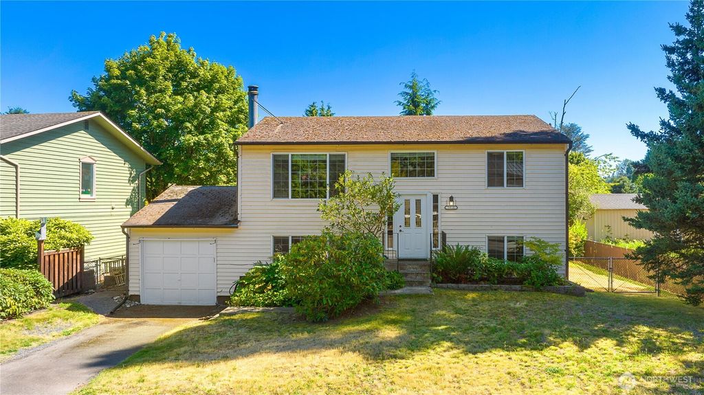 Photo of 1010 205th Pl Se Pl, Bothell, WA 98012 (MLS # 2350097)