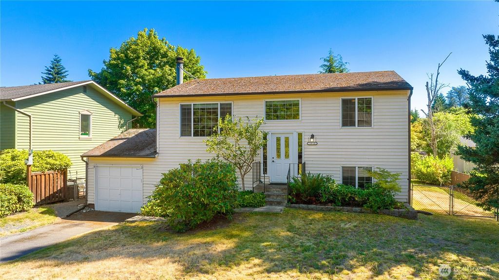 Photo of 1010 205th Pl Se Pl, Bothell, WA 98012 (MLS # 2350097)