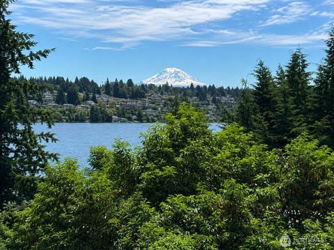 Photo of 7432 E Mercer Wy WAY, Mercer Island, WA 98040 (MLS # 2567173)