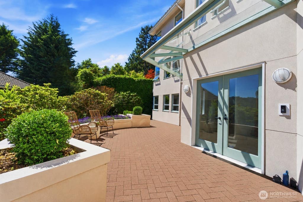 Photo of 7432 E Mercer Wy WAY, Mercer Island, WA 98040 (MLS # 2567173)