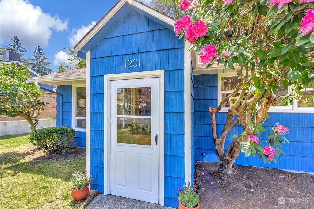 Photo of 1201 NE 170th Street, Shoreline, WA 98155 (MLS # 2235086)