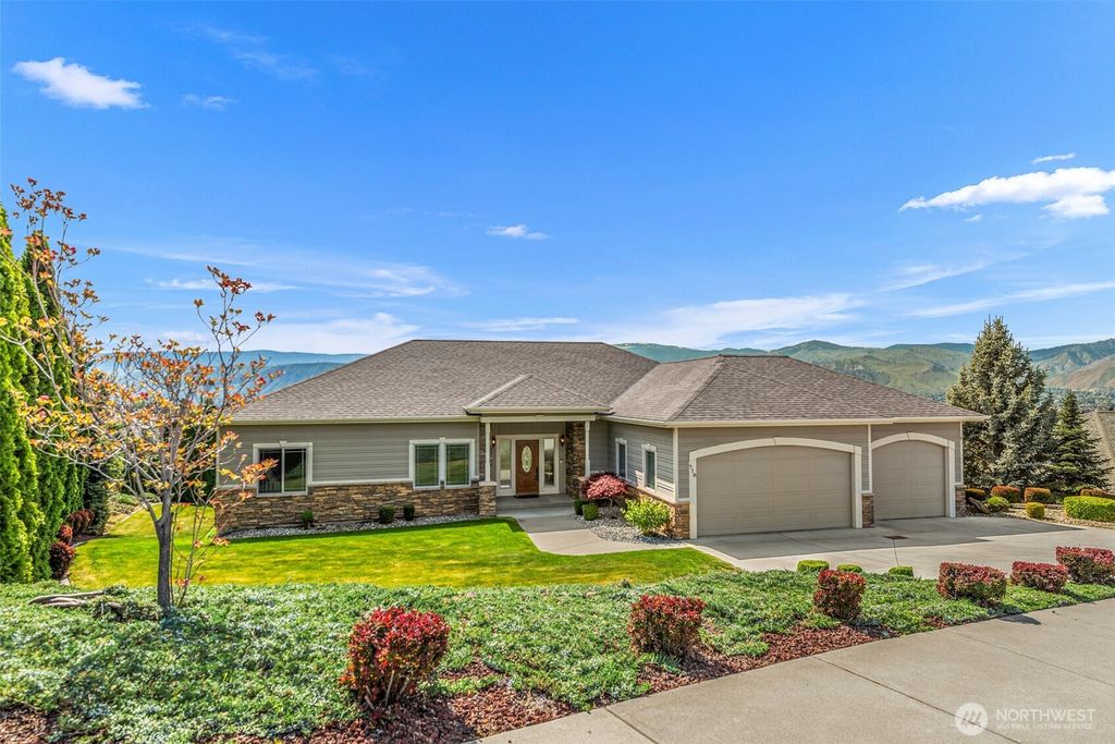 Photo of 718 Briarwood Drive, East Wenatchee, WA 98802 (MLS # 2509971)