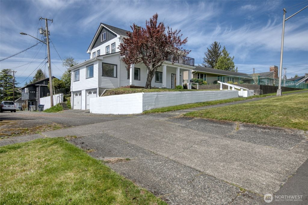 Photo of 713 N Broadway St ST, Aberdeen, WA 98520 (MLS # 2512000)