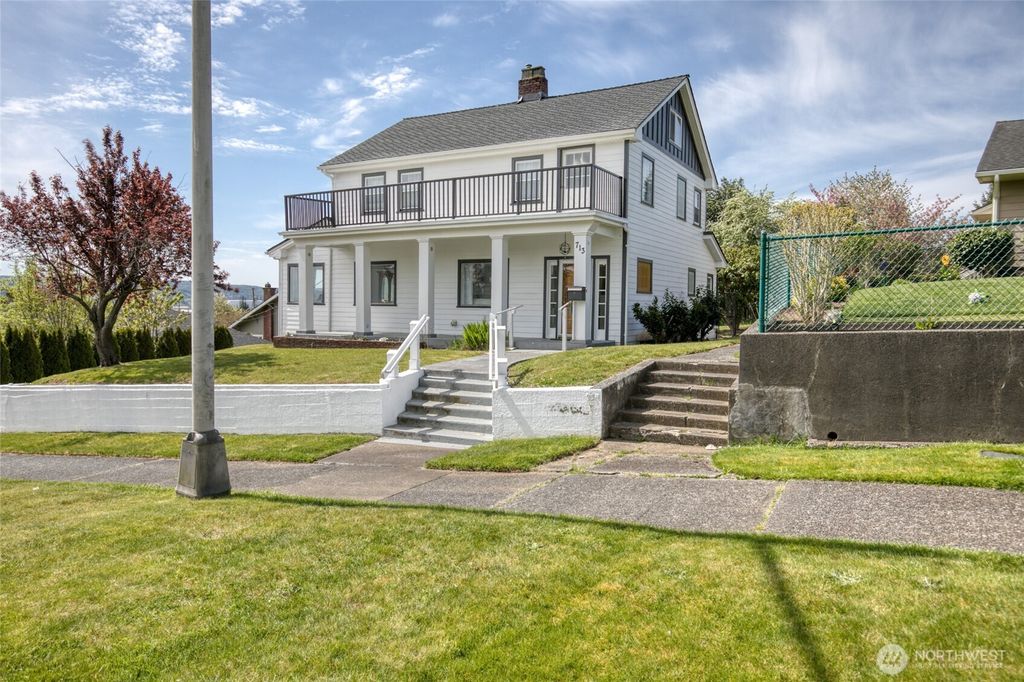 Photo of 713 N Broadway St ST, Aberdeen, WA 98520 (MLS # 2512000)