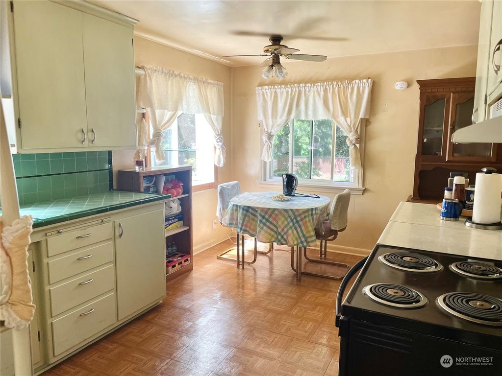 Photo of 326 NE 125th Street NE, Seattle, WA 98125 (MLS # 2215197)