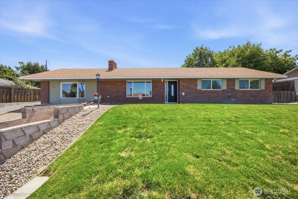 Photo of 933 Vine Ave AVE, Sunnyside, WA 98944 (MLS # 2549684)