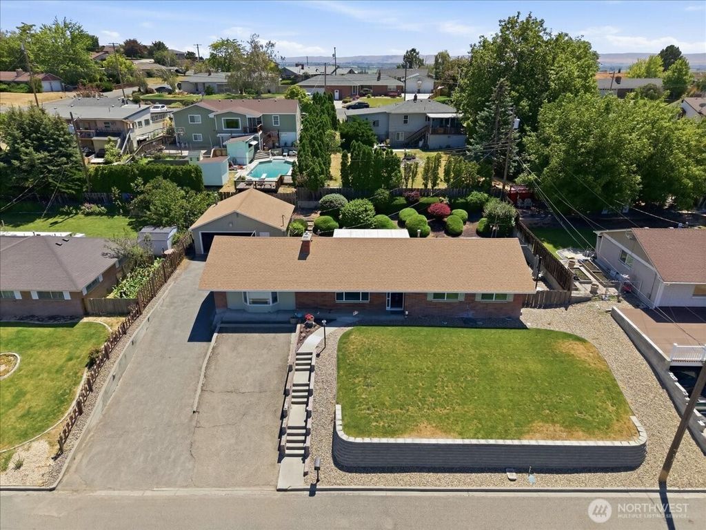 Photo of 933 Vine Ave AVE, Sunnyside, WA 98944 (MLS # 2549684)
