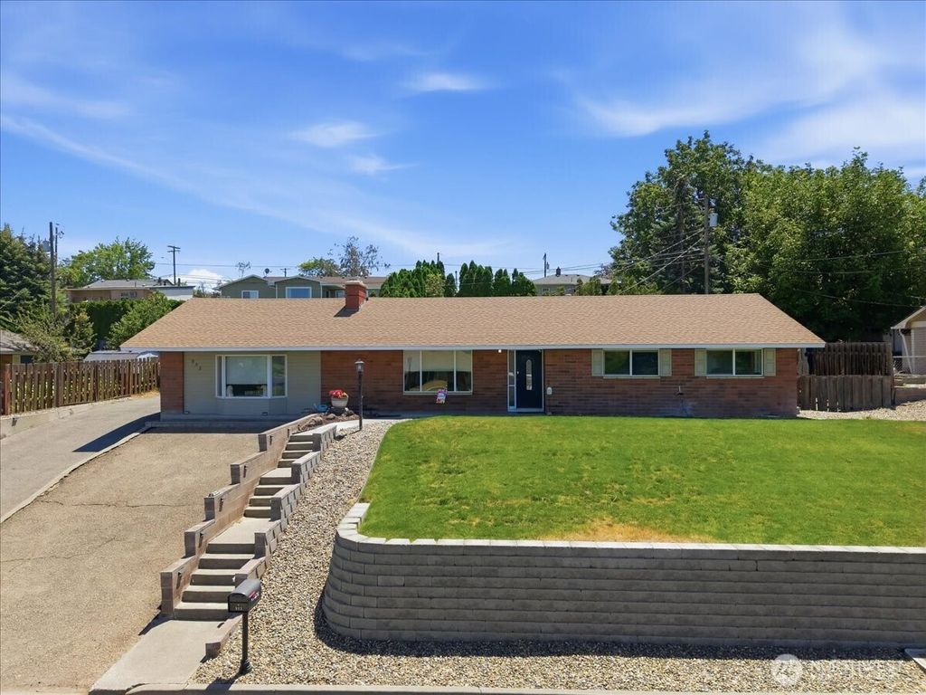 Photo of 933 Vine Ave AVE, Sunnyside, WA 98944 (MLS # 2549684)