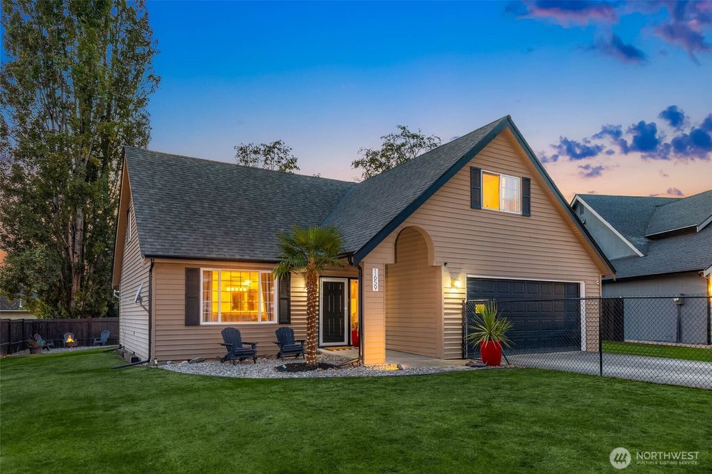 Photo of 1659 S 245th Place, Des Moines, WA 98198 (MLS # 2440399)