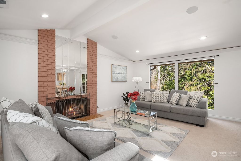 Photo of 16434 SE 42nd Place, Bellevue, WA 98006 (MLS # 2213159)