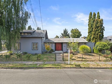 Photo of 612 7th St SW St, Puyallup, WA 98371 (MLS # 2412148) Photo of 612 7th St SW St, Puyallup, WA 98371 (MLS # 2412148)