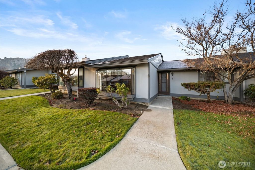 Photo of 1310 Castlerock Avenue #9, Wenatchee, WA 98801 (MLS # 2463466)