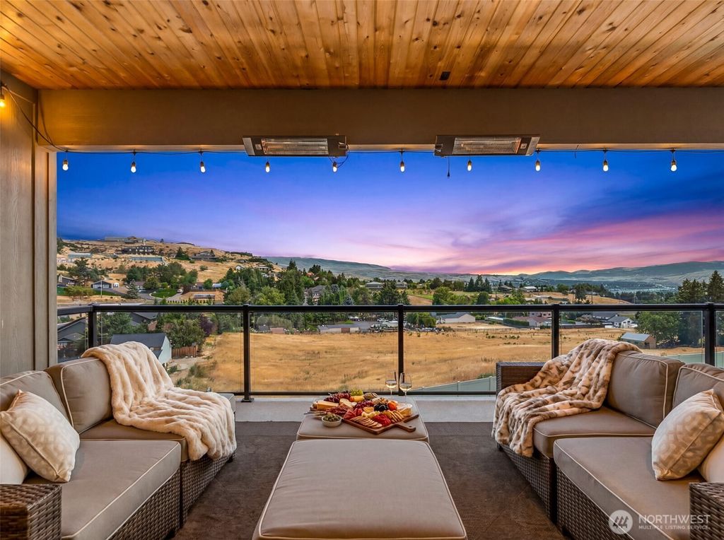 Photo of 854 Autumn Crest Drive, Wenatchee, WA 98801 (MLS # 2508278)