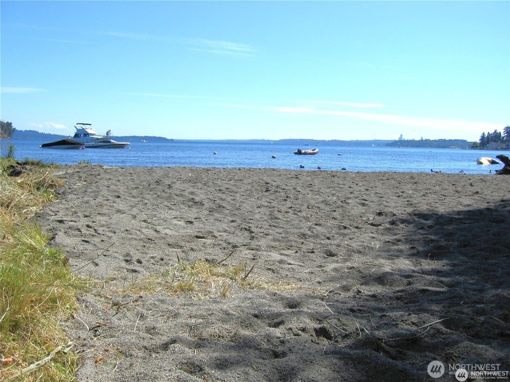 Photo of 11855 89th Place NE, Kirkland, WA 98034 (MLS # 2490292)