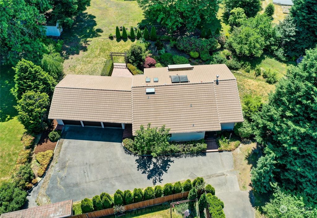 Photo of 13825 SE 2nd Street, Bellevue, WA 98005 (MLS # 2076159)