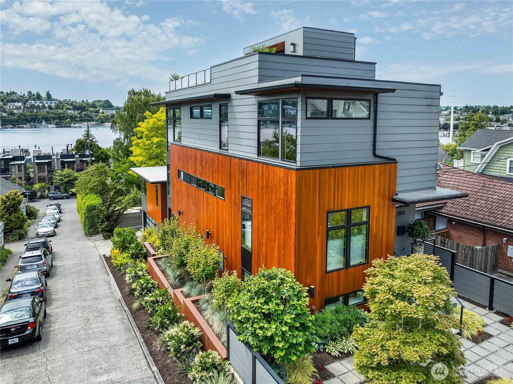 Photo of 2501 Yale Avenue E, Seattle, WA 98102 (MLS # 2393036)