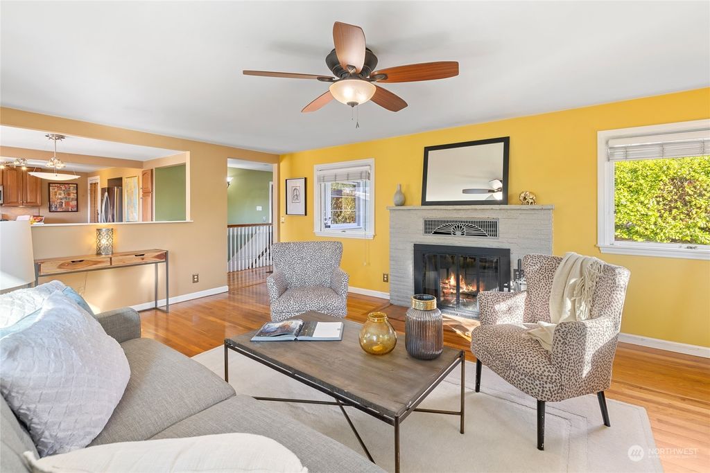 Photo of 2010 SW 114th Street, Seattle, WA 98146 (MLS # 2305645)