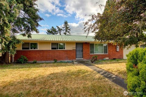 Photo of 21 SW 8th Avenue, Oak Harbor, WA 98277 (MLS # 2547046)
