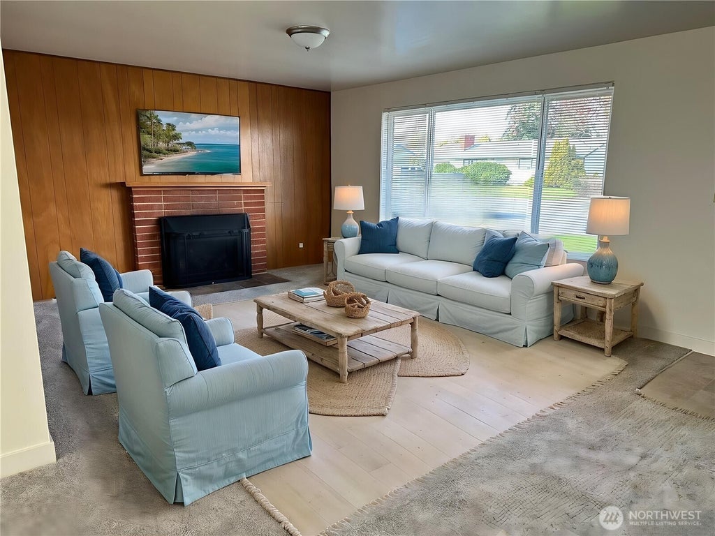 Photo of 21 SW 8th Avenue, Oak Harbor, WA 98277 (MLS # 2547046)