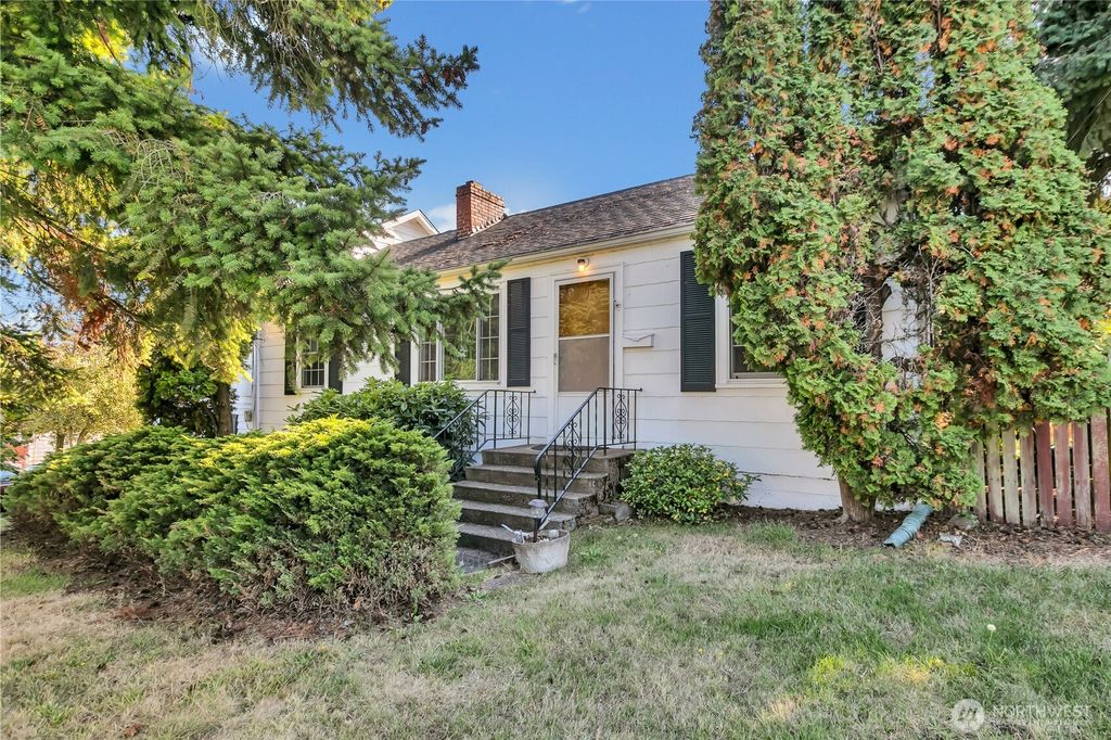 Photo of 2829 S 152nd Street, SeaTac, WA 98188 (MLS # 2442043)
