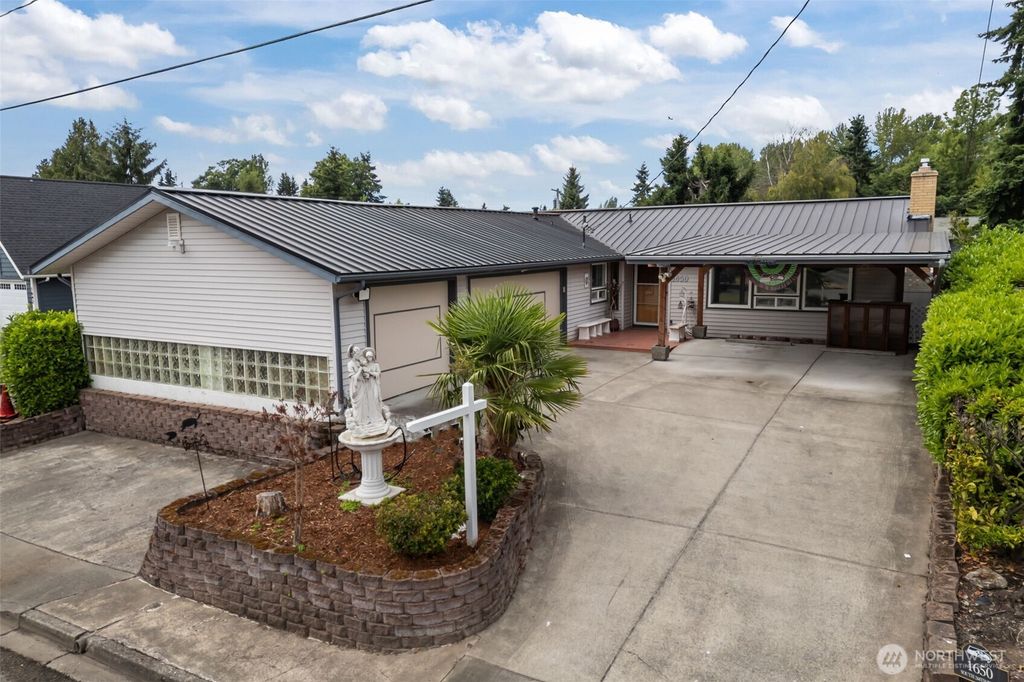 Photo of 1650 S 244th Place, Des Moines, WA 98198 (MLS # 2406517)