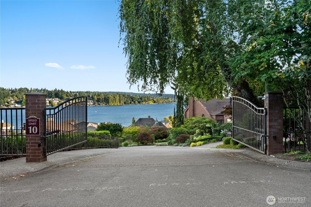 Photo of 10939 84th Place NE, Kirkland, WA 98034 (MLS # 2435352)