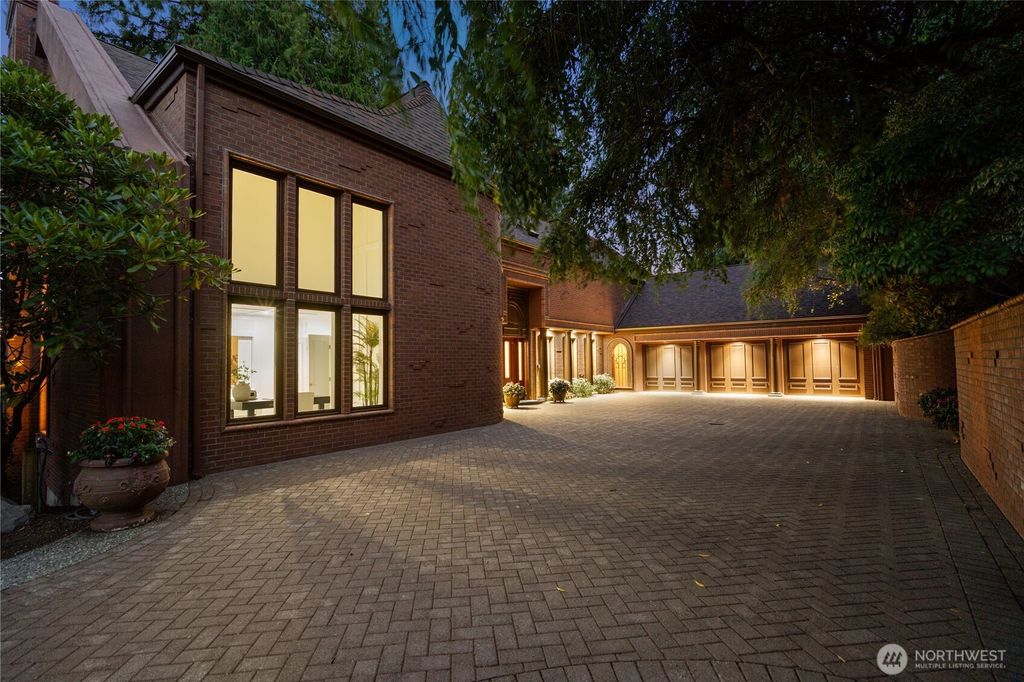 Photo of 10939 84th Place NE, Kirkland, WA 98034 (MLS # 2435352)