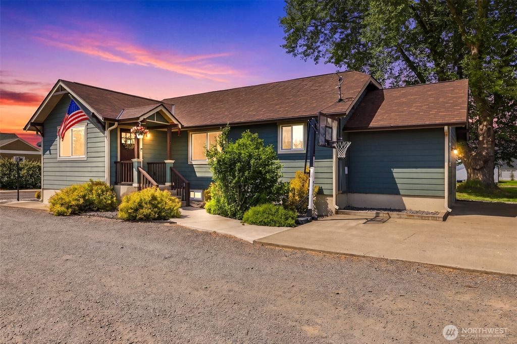 Photo of 428 SW 12th Street, College Place, WA 99324 (MLS # 2529819)