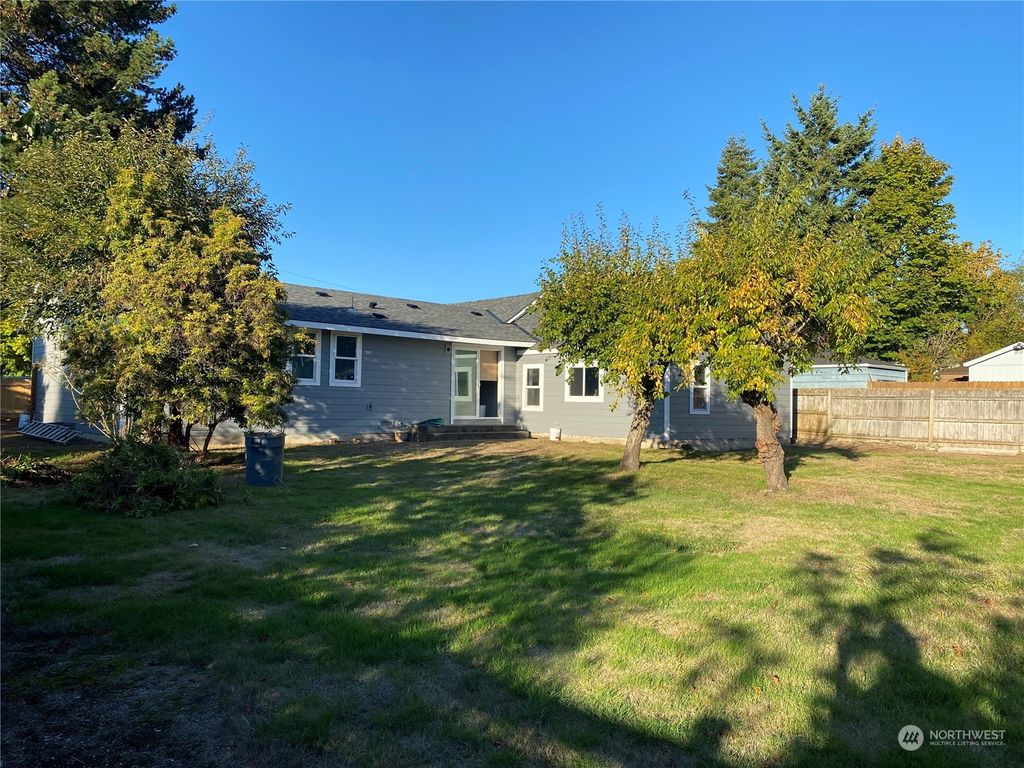 Photo of 1313 S 279TH Street, Des Moines, WA 98198 (MLS # 2195634)