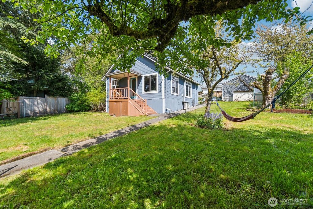 Photo of 10754 17th Avenue SW, Seattle, WA 98146 (MLS # 2366773)