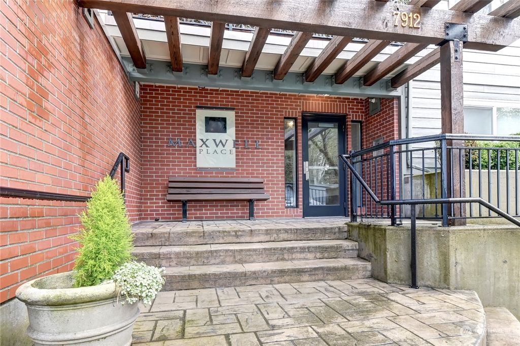 Photo of 7912 170th Avenue NE #301, Redmond, WA 98052 (MLS # 2216444)