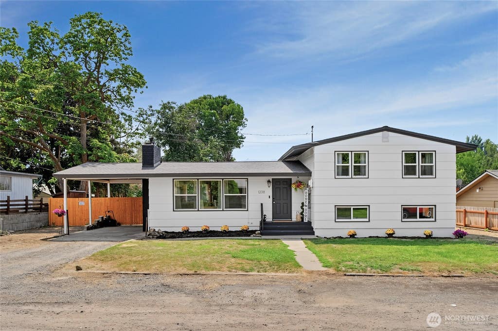 Photo of 1238 SE 1st Street, East Wenatchee, WA 98802 (MLS # 2564380)