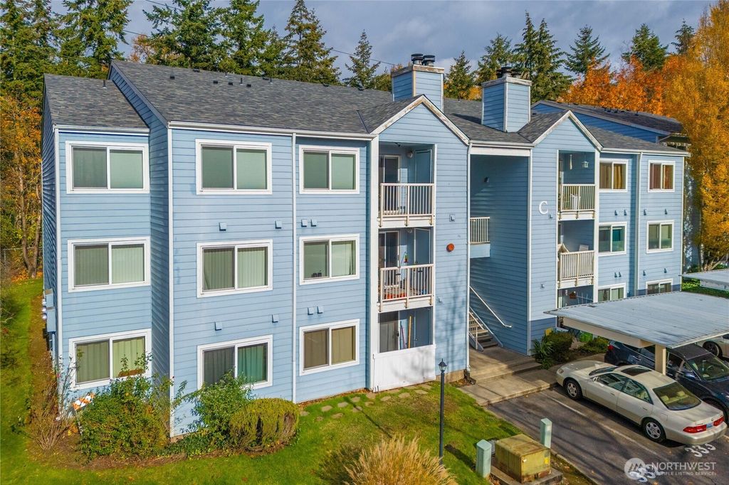 Photo of 975 Aberdeen Avenue NE #C306, Renton, WA 98056 (MLS # 2401819)