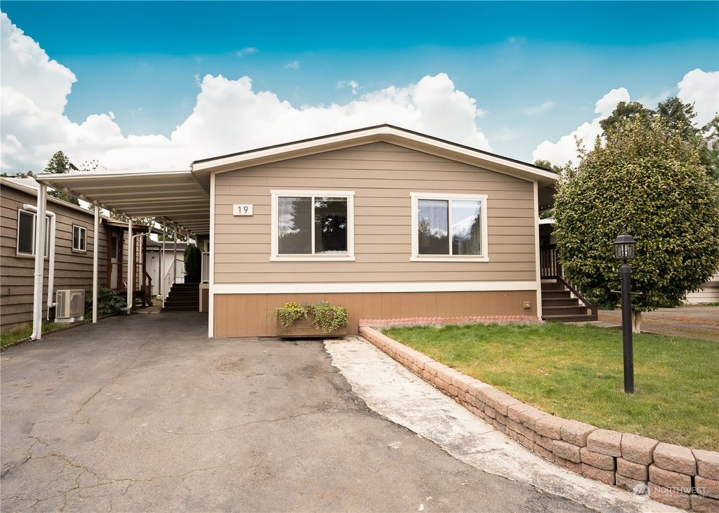Photo of 7031 NE 175th Street #19, Kenmore, WA 98028 (MLS # 2294394)